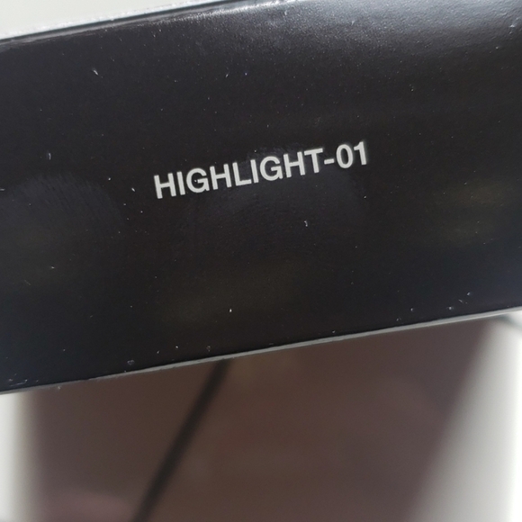 LAURA Mercier matte radiance baked powder. - Picture 3 of 4